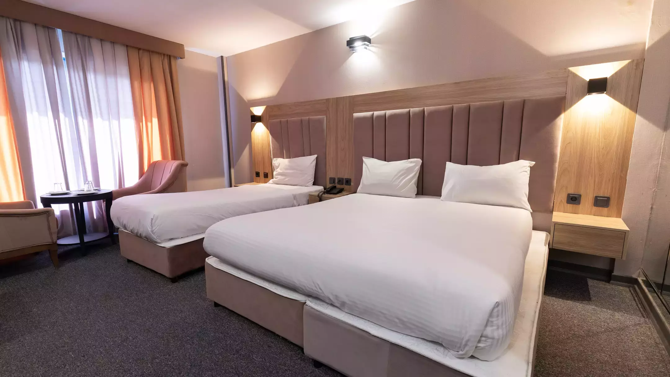 Alibaba https://cdn.alibaba.ir/ostorage/hotel-accommodation-images/670535c3b347cc1bd8f4c36c_66e9665d79e696602f42e4e5_هتل آرامیس - اتاق سه تخته دبل سینگل (1).webp